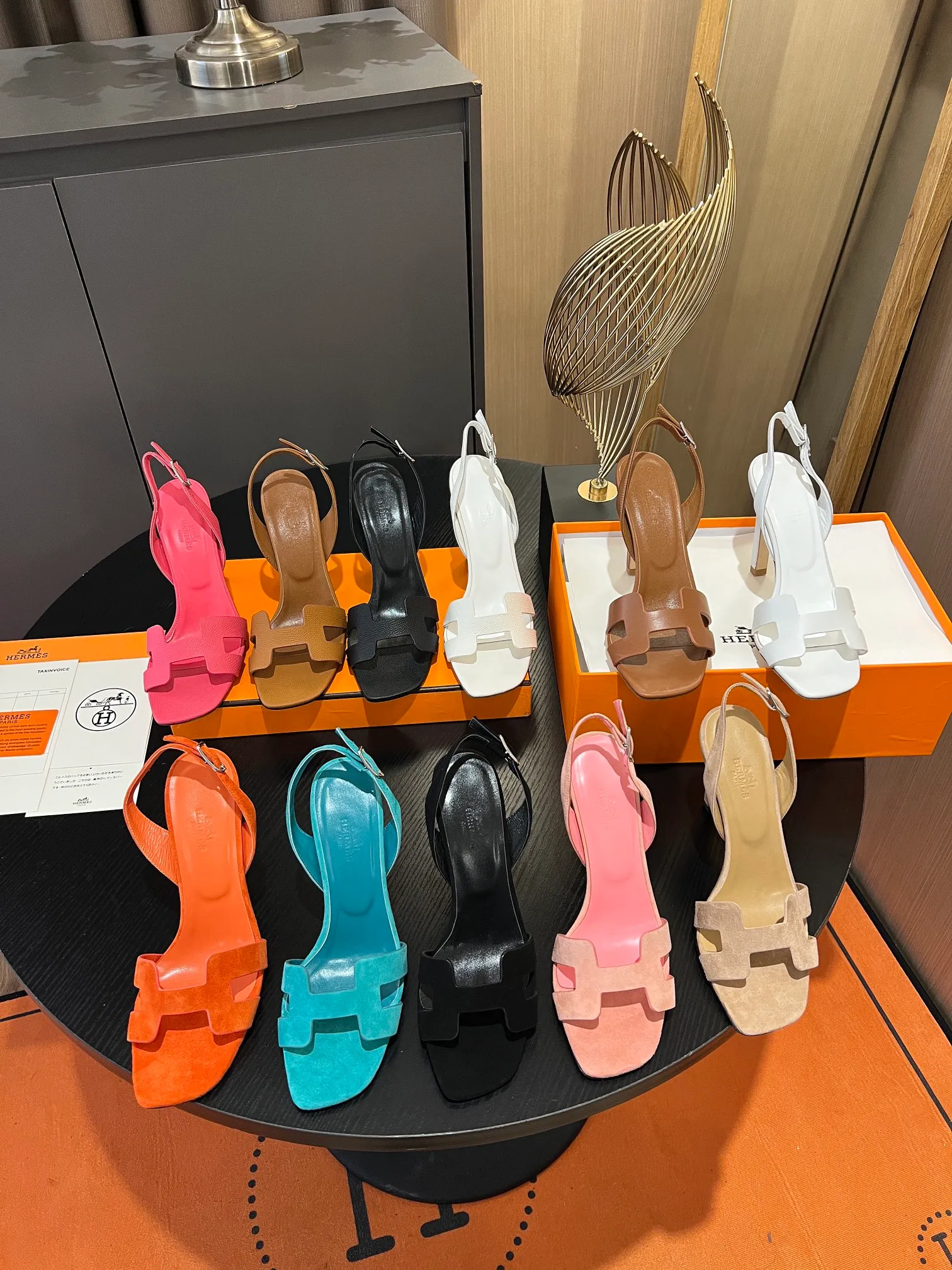 👟👟Ex-factory price 600👟👟Hermès 2023 high-heeled temperament sandals original customization! Counter synchronization! Hermès high heels have always been simple, fashionable and elegant! ! ! It can hold any style of wear, the height of 10.5cm is easy to control, and the feet feel comfortable and pressure-free! The classic and elegant style brings a sense of luxury to your feet! Highly recommended Material: Upper imported calfskin + mixed sheepskin lining Outsole: Italian genuine leather sole Size: 34-42 (34.41.42 customization is non-returnable and non-exchangeable)